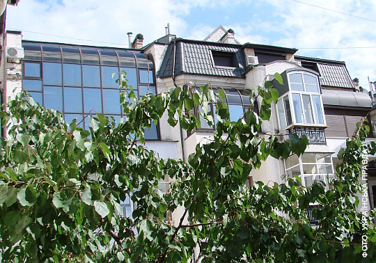 Файл:Вид квартиры Литвина со двора.jpg