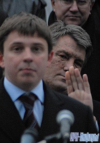 Файл:Довгий Ющенко.jpg