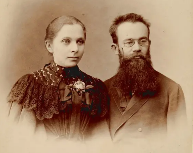 Файл:Михайло з дружиною.png