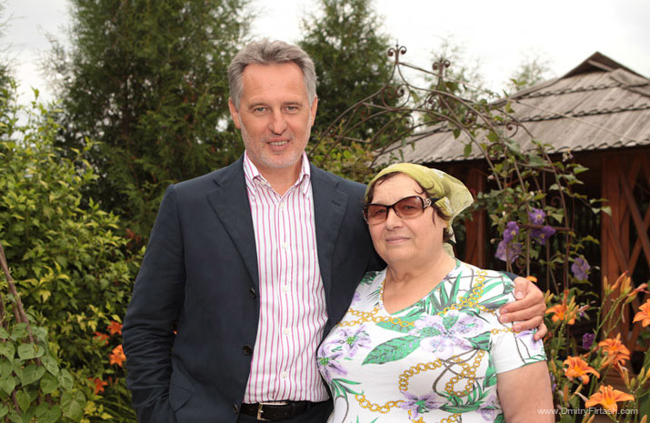 Файл:Фирташ с мамой Марией Григорьевной.jpg