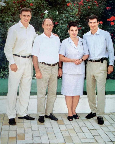 Файл:Кличко и родители.jpg