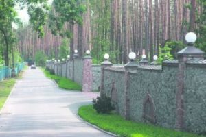 Клюев. «Китайская стена» скрывает владения.jpg